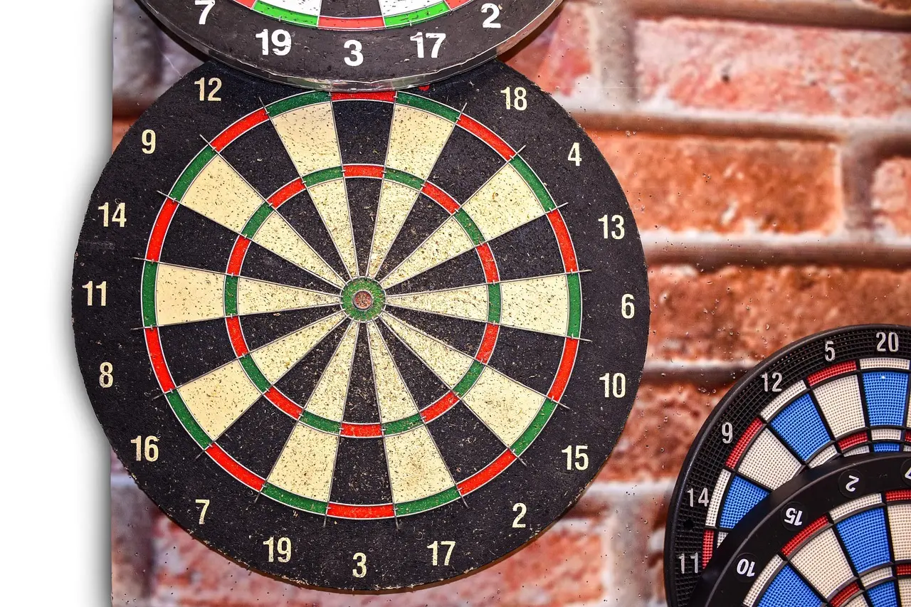 Traditionel dartskive og elektronisk dartskive