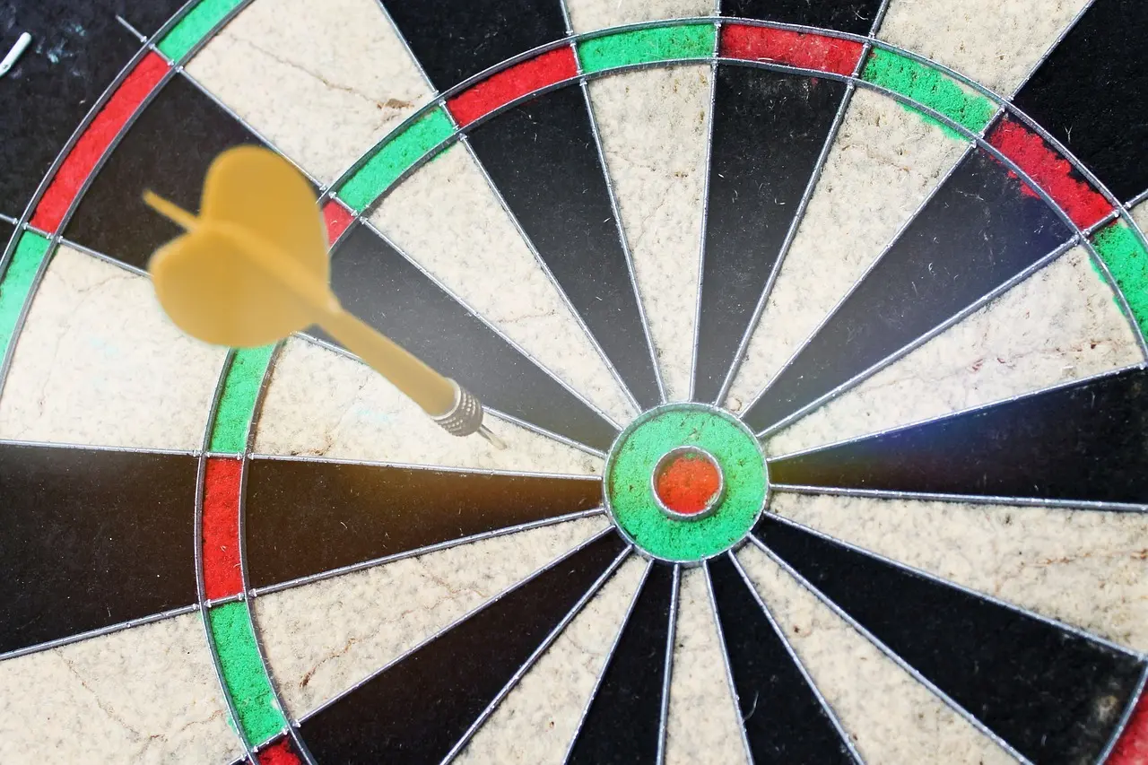 Dartpil tæt på bullseye